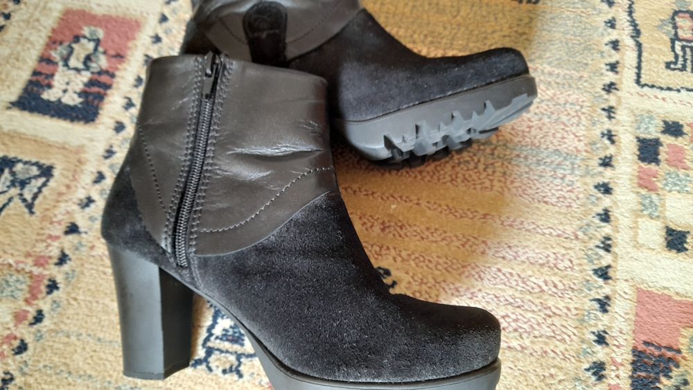 Botins pretos com sola rasto, 7cano em camurça e restante em pele