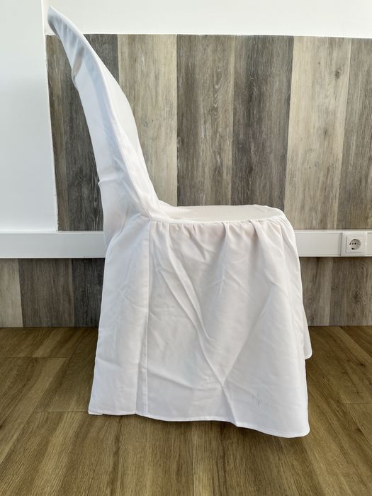 Cadeiras de resina com forras e almofada