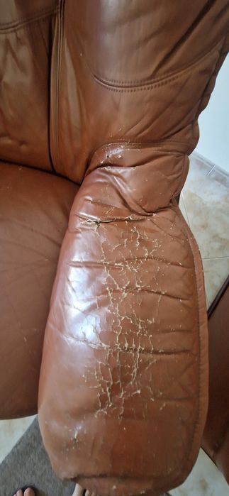 Conjunto sofá em pele e madeira: 3 lugares + 2 poltronas