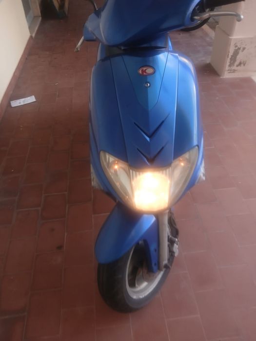 Mota 50cc com capacetes e baú