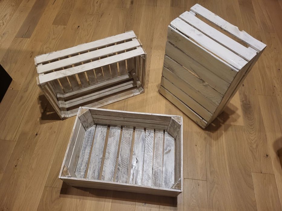 Białe skrzynki drewniane dekoracyjne