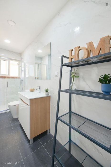 Quarto - localizado em Amadora Lisbon