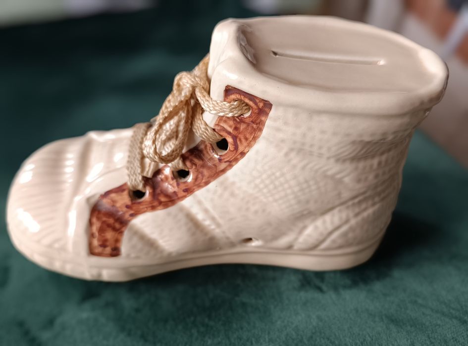 Mealheiro em faiança Portuguesa forma de sapatilha "Converse"