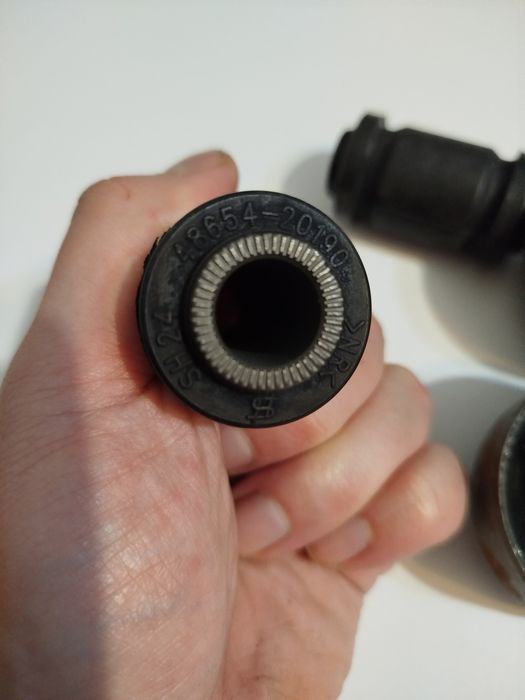 Сайлентблоки avensis t22