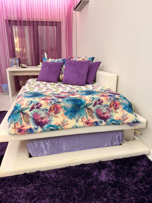 Cama de corpo e meio com dois cochões