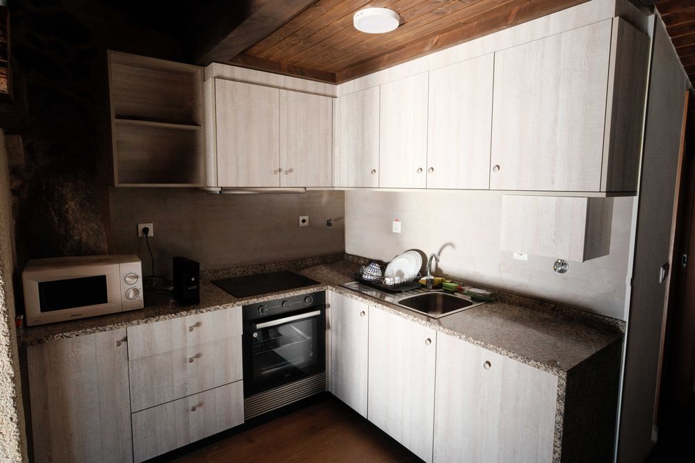 Casa em pedra c/ 5.000 m² de terreno, vinhas e lago | Minho