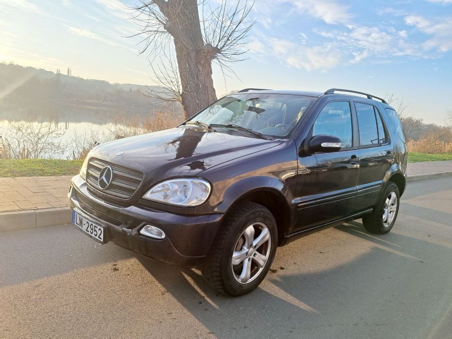 Мерседес МL 2003 року , 2.7  турбодизель(OM612)
Рамний джип  що працює в постійному  повному приводі.
Технічно без зауважень! Кузову для своїх років досить не поганий. Коробка автомат працює чітко.
Гарна зимова гума. Ходова частина працює без сторонніх звуків. Двигун не димить , не торохтить !