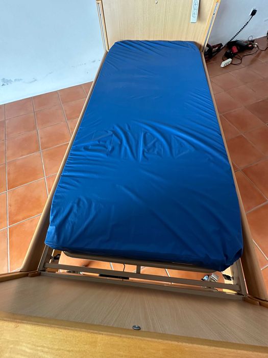 Cama articulada elétrica bom estado com colchão anti escaras