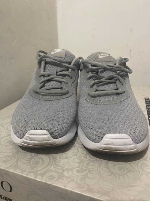 Продам кроссовки Nike серые