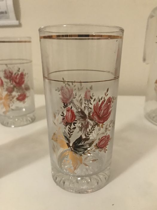 Conjunto de copos e jarro