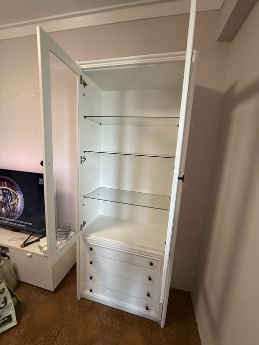 Vendo vitrine com 4 gavetas