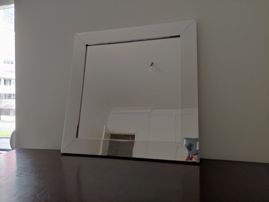 Espelho com moldura prateada