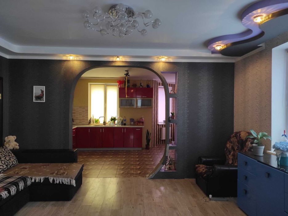 2-поверховий будинок, біля «Гроша» на Немирівському шосе, 10 соток.