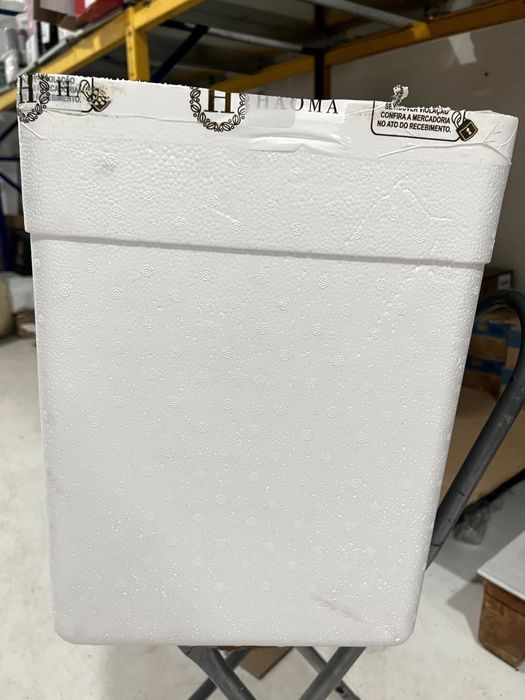 Caixas de esferovite com tampa, usadas