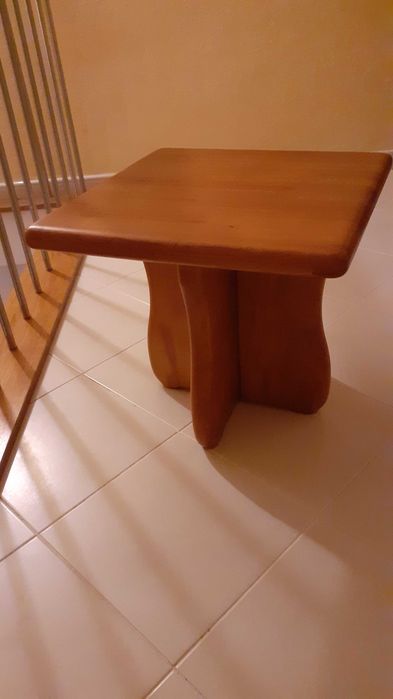 Mesa de apoio em Pinho Mel para sala de estar de estar