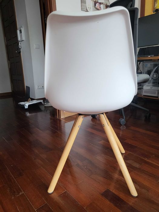 6 cadeiras brancas com pés de madeira