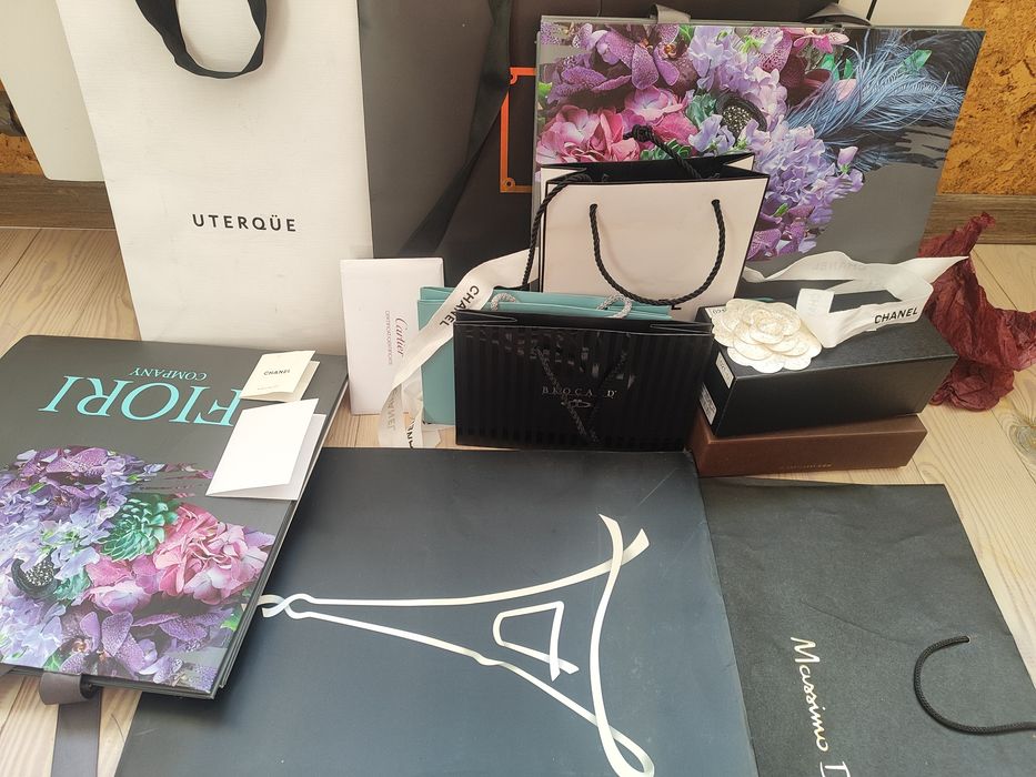 Упаковочні брендові коробки для парфуми та інше.