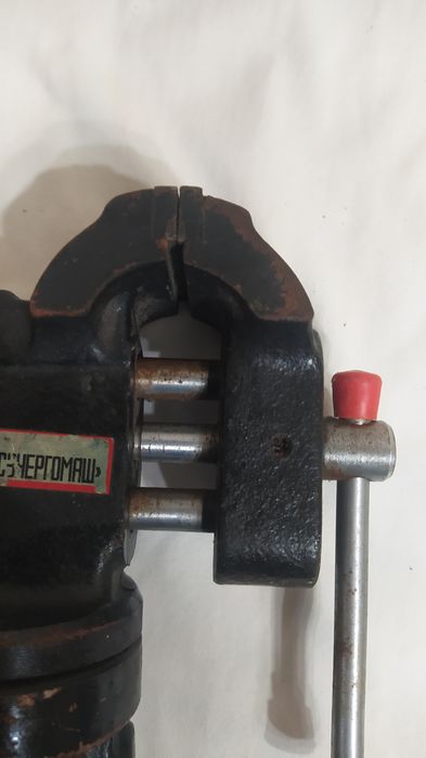 Слесарные тиски с поворотным механизмом