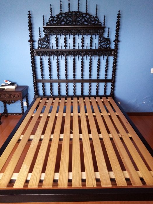 Cama de casal com estrado e 2 mesinhas cabeceira