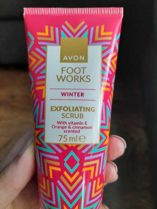 Złuszczający scrub do stóp Avon Foot Works 75ml Winter.