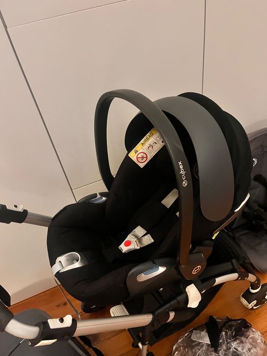 Carrinho bebé, alcofa e acessórios