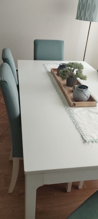 Mesa extensível 1.80cm/90cm com 6 cadeiras de forro amovível.