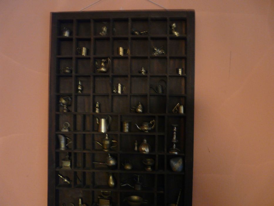 Niepowtarzalna kolekcja mosiężnych drobiazgów w efektownej gablocie