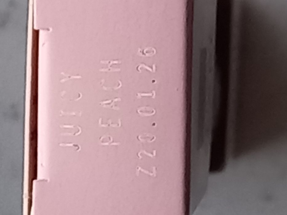 Błyszczyk-serum z peptydami Juicy Peach Avon