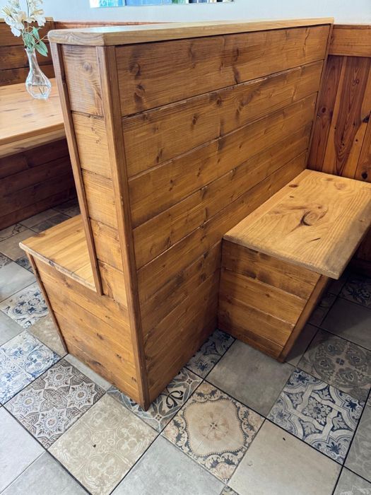 Mesas e bancos em madeira