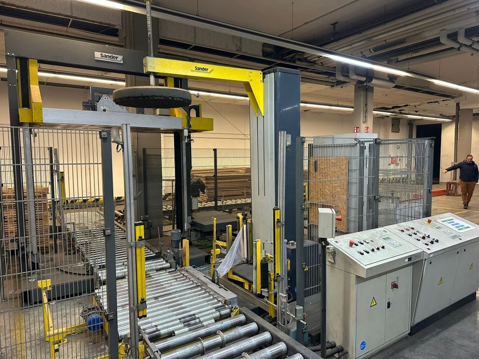 Przenośnik rolkowy linia do spinania i owijania palet