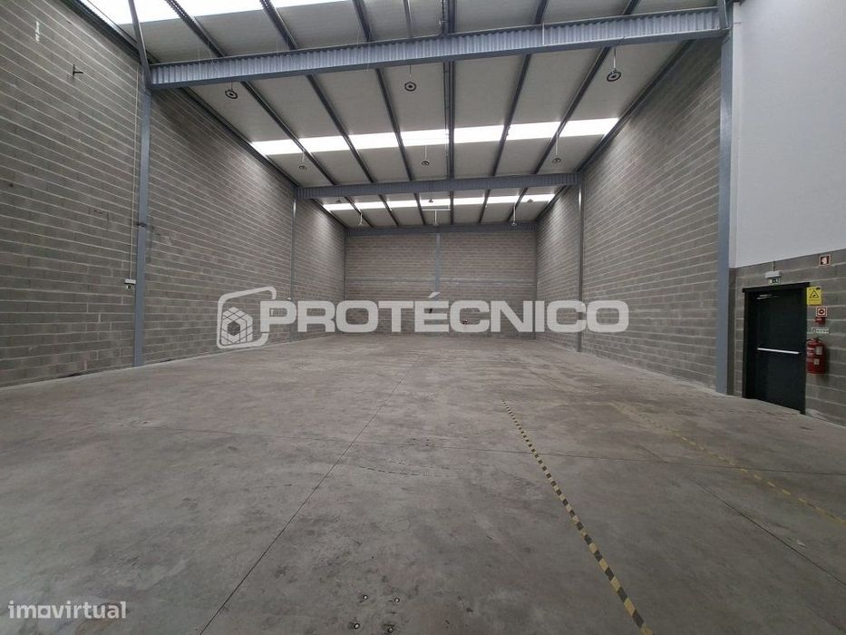Armazém c/ 400m2 - Z. I. Cacia