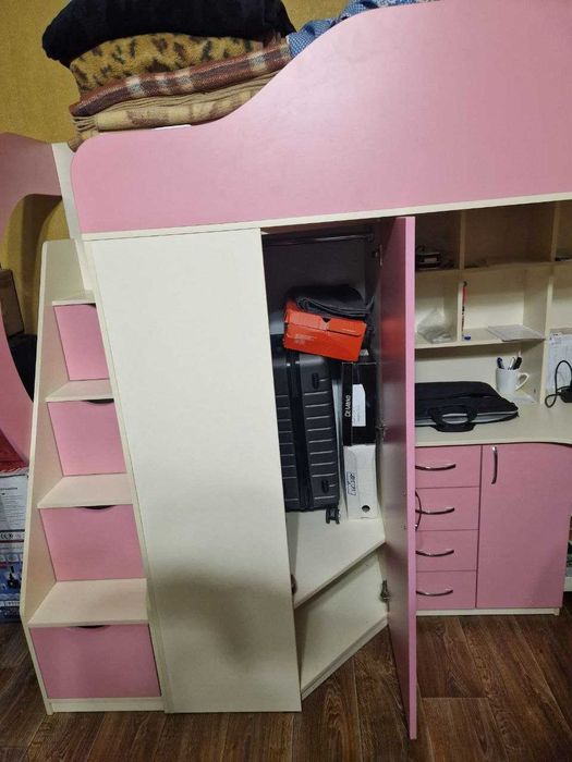 Дитяче ліжко-горище з робочою зоною, кутовою шафою, тумбою і сходами