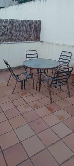 Mesa e 4 cadeira de exterior para recuperar
