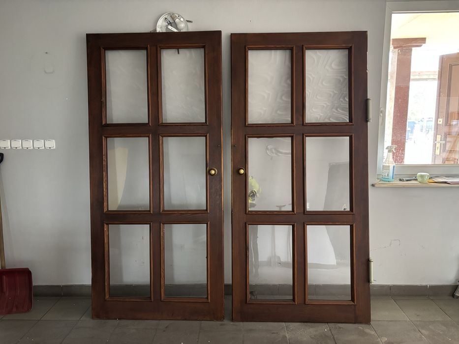 Drzwi drewniane wahadlowe