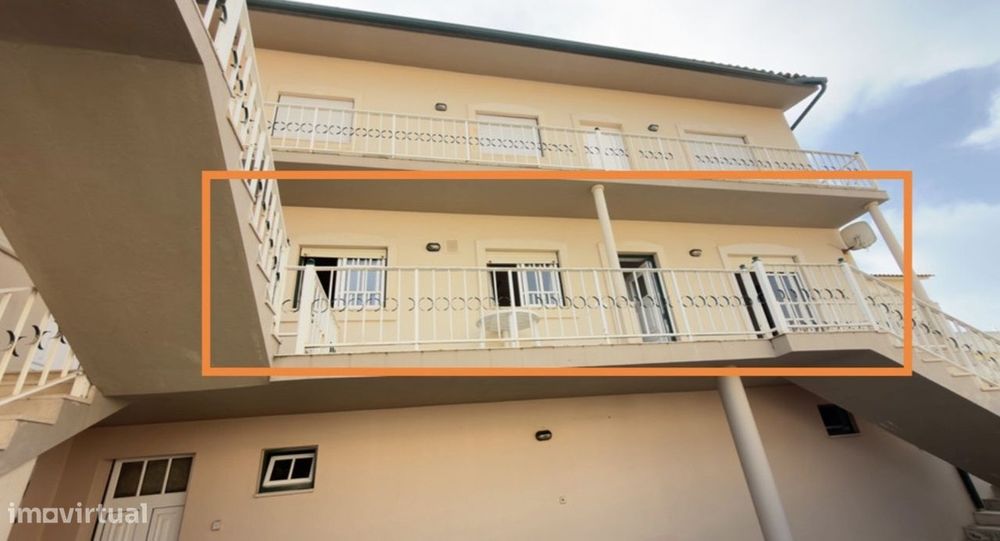 Apartamento T2 na Praia de Paredes de Vitória com varanda e garagem