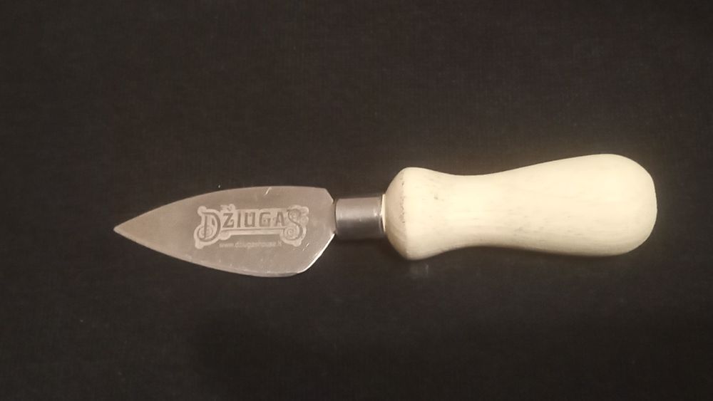 Нож для нарезки сыра.