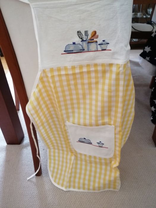 Conjunto de avental e 2 pegas bordado em ponto de cruz