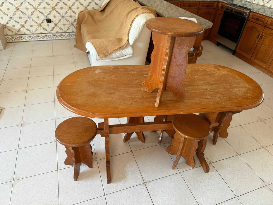 Mesa de madeira + 6 bancos
