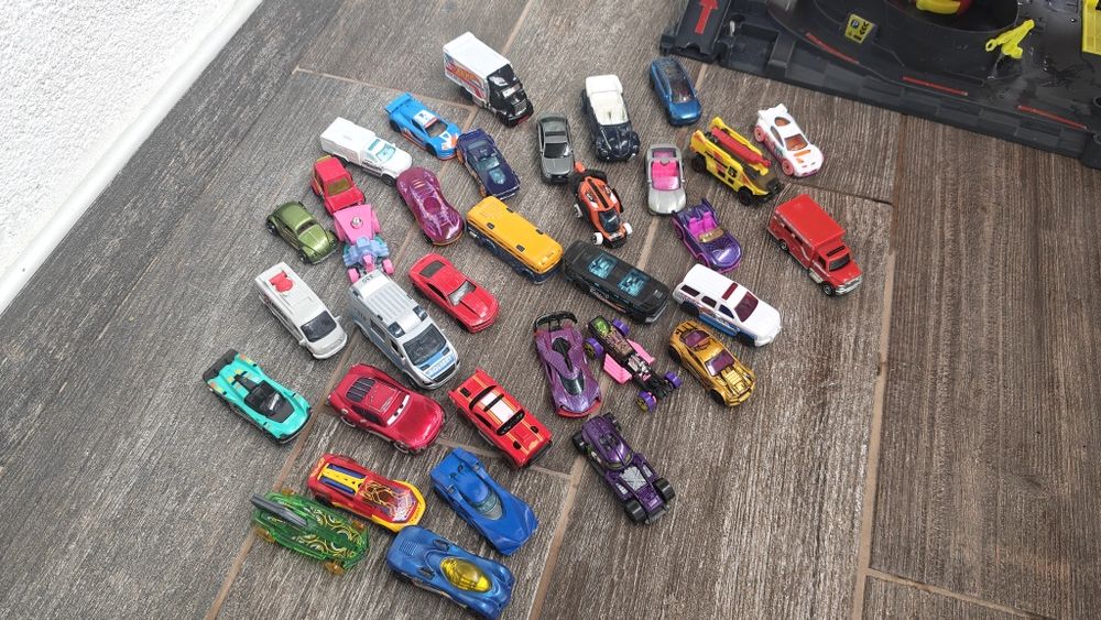 Garaż zabawkowy Hot Wheels  z autkami