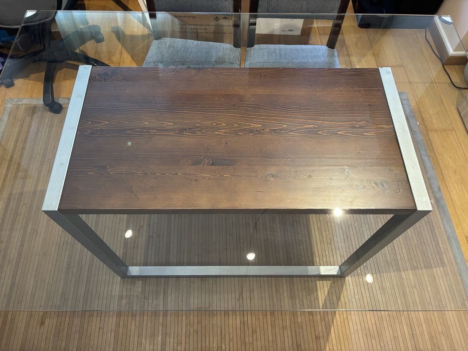 Mesa com tampo de vidro