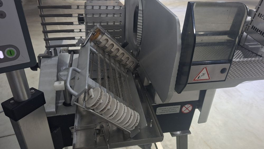 Fiambreira com carrinho transporte