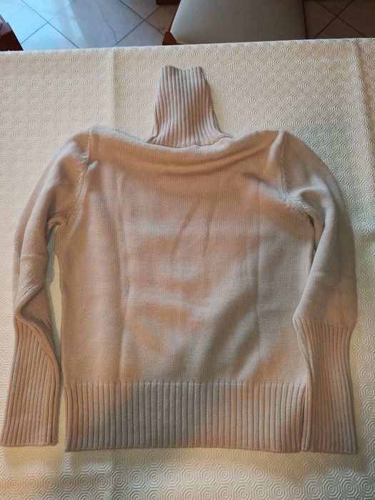 Camisolas Moschino e Burberry