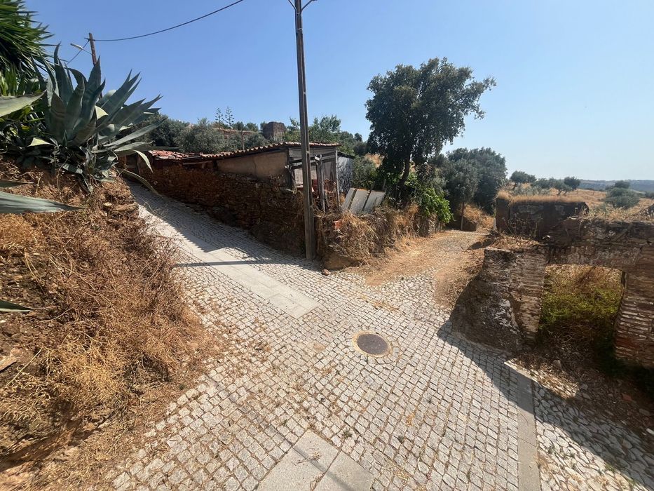 EVORA - Terreno Rústico com Vista para o Castelo de Portel – 1.000m²