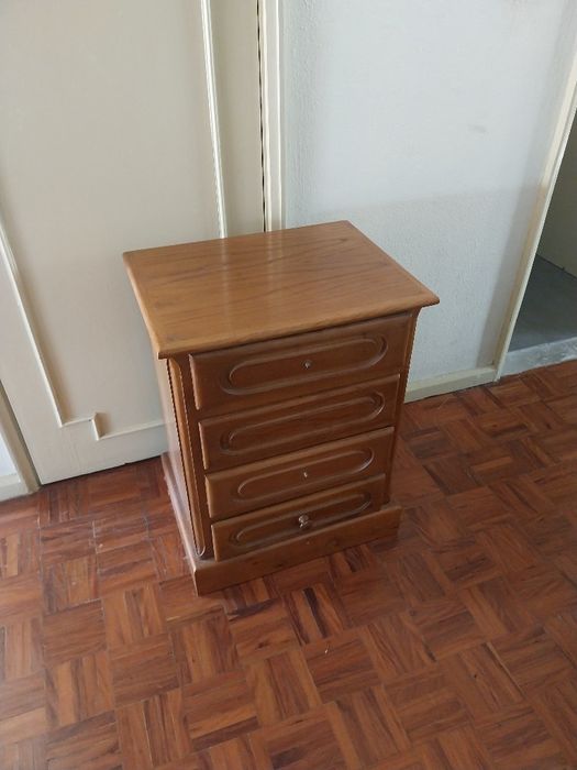 Mesinha de cabeceira usada madeira