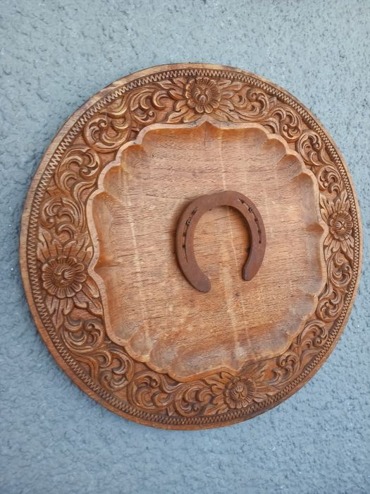 Jugo antigo mais moldura em madeira.