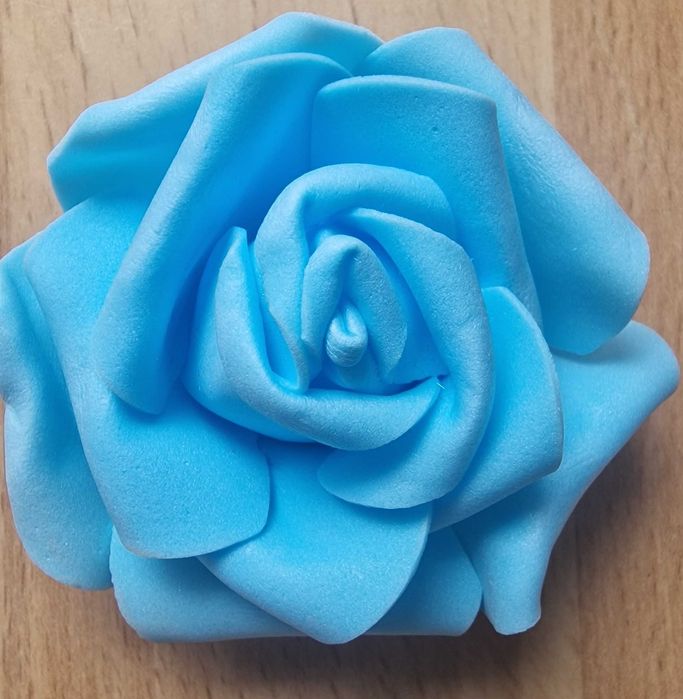 Duże róże dekoracyjne niebieskie 7 cm piankowe – 47 sztuk DIY handmade