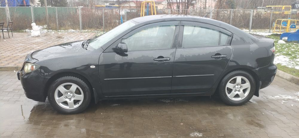 Мазда 3 седан чорний