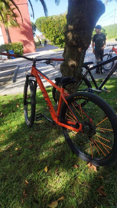 Bicicleta de BTT/wheeling, Cube attention nova