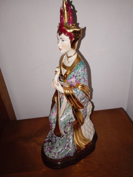 3 estatuetas/figuras decorativas em porcelana – 30 a 40 cm