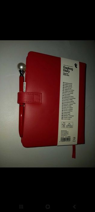 Diário vermelho com caneta, Flying Tiger